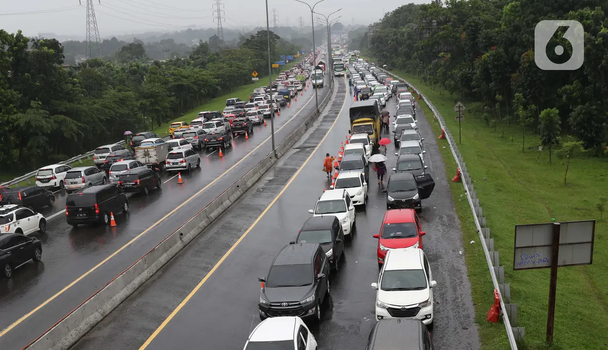 Sejumlah kendaraan berhenti di jalan tol Jagorawi menanti waktu buka tutup jalur menuju kawasan wisata puncak, Bogor, Jawa Barat, Sabtu (31/10/2020). Akhir pekan beriringan dengan libur panjang dimanfaatkan warga untuk mengunjungi lokasi-lokasi wiisata. (Liputan6.com/Helmi Fithriansyah)