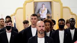 Namun para fans tersebut sedikit terobati dengan kehadiran pelatih baru Erik ten Hag yang memimpin rombongan. (AFP/Manan Vatsyayana)