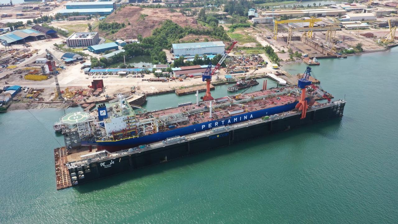 Kapal Floating Storage and Offloading (FSO) Pertamina Abherka dimiliki oleh PT Pertamina International Shipping (PIS)
