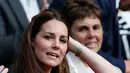Duchess of Cambridge Kate Middleton tampil dengan rambut indahnya yang dibiarkan tergerai saat datang menyaksikan ajang Wimbledon Tennis Championships, London, Rabu (8/7/2015). (REUTERS/Suzanne Plunkett)