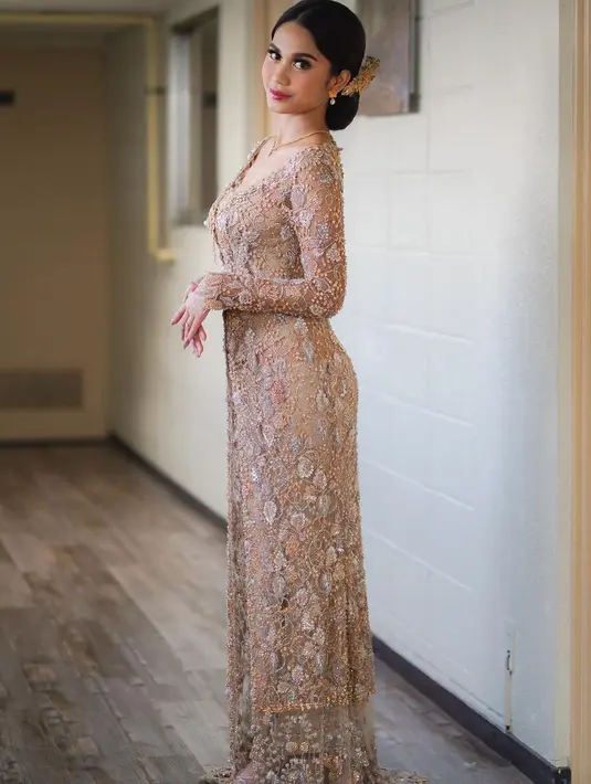 Kebaya kurung model v-neck dapat memberi impresi tubuh lebih jenjang dan elegan. Lihat saja penampilan Azizah Salsha satu ini. [@azizahsalsha].