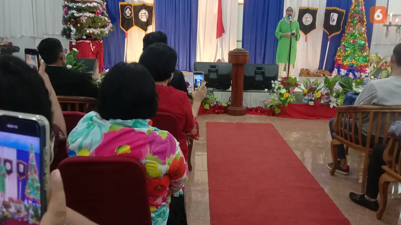 Umat Kristiani Mengabadikan Sambutan Bupati Lebak, Iti Octavia Jayabaya, Dalam Puncak Perayaan Natal Di Gereja Pasundan. (Selasa, 27/12/2022). (Yandhi Deslatama/Liputan6.com).