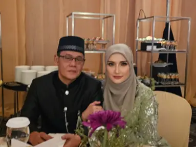 Inneke Koesherawati hadir ke pernikahan Dea Sahirah bersama sang suami. Menikah tahun 2004, Inneke dan Fahmi Darmawansyah tak kalah romantis dari kedua mempelai. Bahagia keponakannya menikah, Inneke unggah foto hadiri pernikahan Dea di Instagramnya. Inneke cantik pakai kebaya, sementara sang suami pakai beskap, pasangan ini tampil selaras di pernikahan Dea Sahirah. (Liputan6.com/IG/@inekekoes)