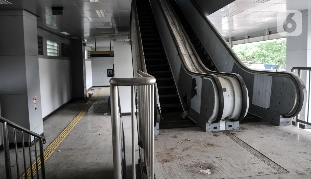 Eskalator yang siap digunakan di Stasiun Matraman, Jakarta Timur, Kamis (23/12/2021). Stasiun Matraman yang berada antara Stasiun Manggarai dan Jatinegara ini diharapkan dapat memecah kepadatan penumpang di kedua stasiun tersebut. (merdeka.com/Iqbal S. Nugroho)