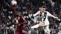 Gelandang Juventus, Federico Bernardeschi, melepaskan tendangan saat melawan Torino pada laga Serie A di Stadion Allianz, Turin, Jumat (3/5). Kedua klub bermain imbang 1-1. (AFP/Marco Bertorello)
