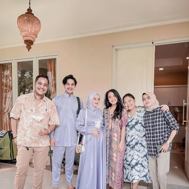 6 Potret Kenangan Rey Mbayang Bareng Mantan Manajernya, Sudah Seperti Keluarga