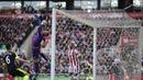 Kiper Stoke City, Jack Butland, berusaha menghalau bola saat melawan Arsenal pada pertandingan pekan ke-37 Premier League, di Stadion Bet 365, Sabtu (13/5/2017). Arsenal menang dengan skor 4-1. (AP /Nick Potts)