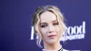 Sama seperti masayarakat lain, ternyata selebriti seperti Jennifer Lawrence saja benar-benar tak tahu permasalahan yang ada hadir di antara Taylor Swift dan Karlie Kloss, ya! (VALERIE MACON/AFP)