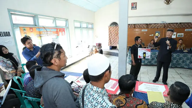 Gubernur Jawa Tengah (Jateng) Ganjar Pranowo menyerahkan bantuan keuangan hingga hibah sosial kepada warga di Kabupaten Kendal.