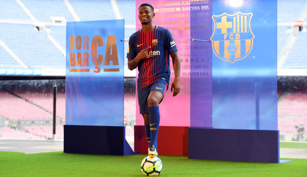 Bek asal Portugal, Nelson Semedo, bersiap juggling saat diperkenalkan sebagai pemain Barcelona di Stadion Camp Nou, Katalonia, Jumat (14/7/2017). Pemain 23 tahun itu didatangkan dari Benfica dengan harga 26,2 juta poundsterling. (AFP/Lluis Gene)