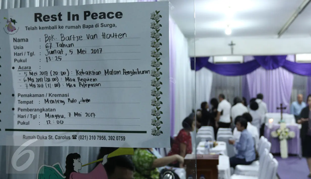 Suasana di rumah duka RS ST. Carolus, Jakarta, Jumat (5/5). Musisi Bartje Van Houten yang merupakan gitaris  band D'Lloyd tutup usia di umur 67 tahun. (Liputan6.com/Herman Zakharia)
