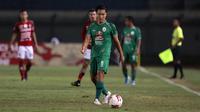 Pemain PS Sleman, Arthur Daniel Irawan dalam laga perempatfinal Piala Menpora 2021 di Stadion Si Jalak Harupat, Bandung, Senin (12/4/2021). (Bola.com/Ikhwan Yanuar)