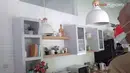 Area dapur tampak berada di tengah ruangan dengan konsep memanjang. (YouTube/Ganjar Pranowo)