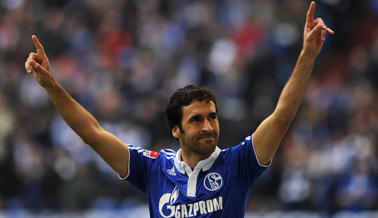 Raul Gonzalez (3 benua). Di Eropa ia berseragam Real Madrid selama 16 musim mulai 1994/1995 dan pada 2010 hijrah ke Schalke selama 2 musim. Pada 2012 ia hijrah ke Asia bersama Al Sadd di Liga Qatar selama 2 musim. Pada 2015 ia bermain untuk New York Cosmos di Liga Amerika. (AFP/Patrik Stollarz)