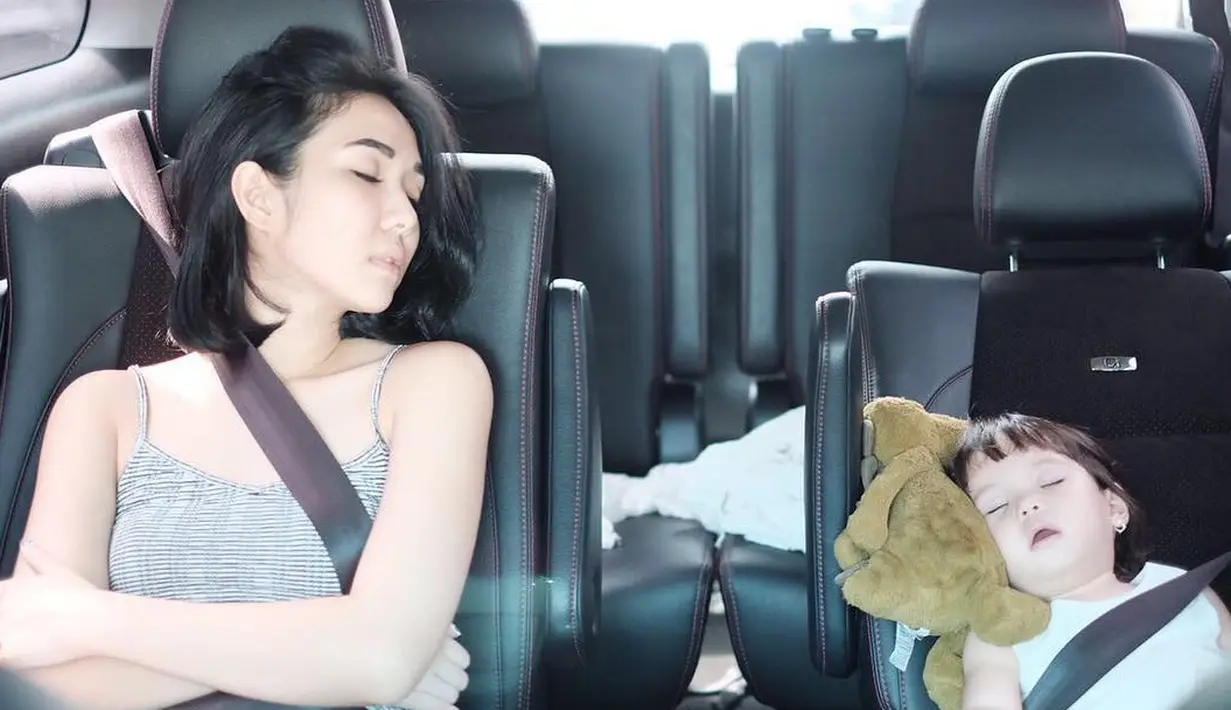 Beberapa waktu silam, Gading mengabadikan momen saat Gisella Anastasia dan Gempi sedang tertidur di mobil. Ibu dan anak ini terlihat begitu kompak. (Foto: instagram.com/gadiiing)