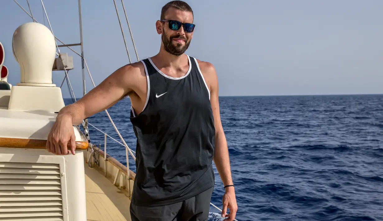 Bintang NBA asal Spanyol, Marc Gasol ambil bagian dalam misi penyelamatan bersama kapal milik LSM Proactiva Open Arms di Laut Mediterania, 16 Juli 2018. Proactiva Open Arms adalah sebuah LSM yang berusaha membantu para migran di laut yang tenggelam. (AFP)