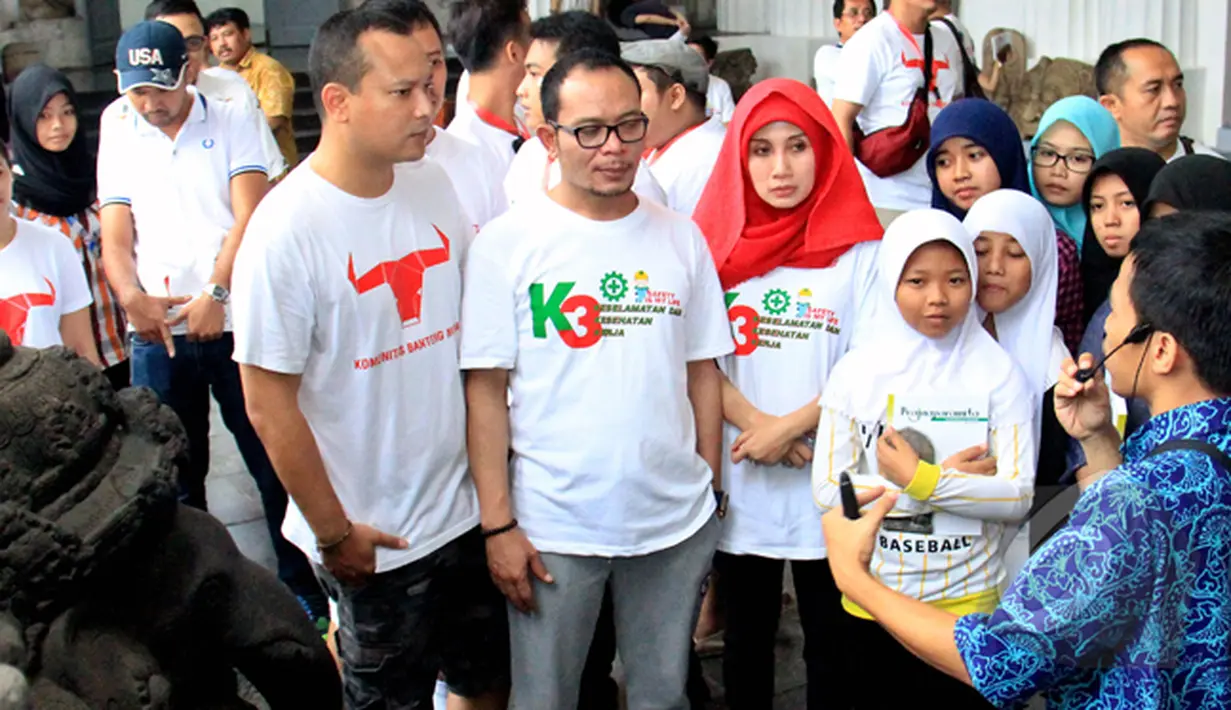 Menteri Hanif Dhakiri dan rombongan mendapat penjelasan dari pemandu wisata terkait koleksi patung yang berada di Museum Nasional, Jakarta, Minggu (1/3/2015). (Liputan6.com/Herman Zakharia)