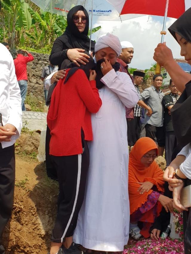 Suasana Pemakaman Jenazah Ibunda Opick