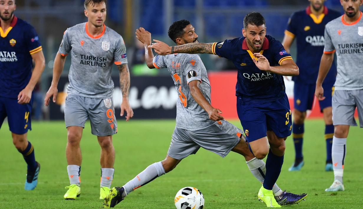 Bek AS Roma, Leonardo Spinazzola, berusaha melewati bek Istanbul Basaksehir, Gael Clichy, pada laga Europa League di Stadion Olimpico, Roma, Kamis (19/9). Roma menang 4-0 atas Istanbul. (AFP/Alberto Pizzoli)