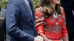Pangeran William dan istrinya Kate Middleton Duchess of Cambridge saat tiba di  hotel Taj Mahal Palace, Mumbai , India , 10 April 2016. Pangeran William sedang melakukan kunjungan ke India bersama istrinya. (REUTERS / Danish Siddiqui)