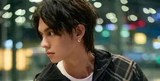 Saat di bandara, Bright Vachirawit tampil head to toe mengenakan Burberry. Tampilannya charming dengan outfitnya yang dikenakan. [dok. Burberry]