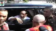 Hari ketiga di kampung halamannya di Solo, Jawa Tengah, Presiden Joko Widodo membagikan sembako dan amplop kepada masyarakat. 