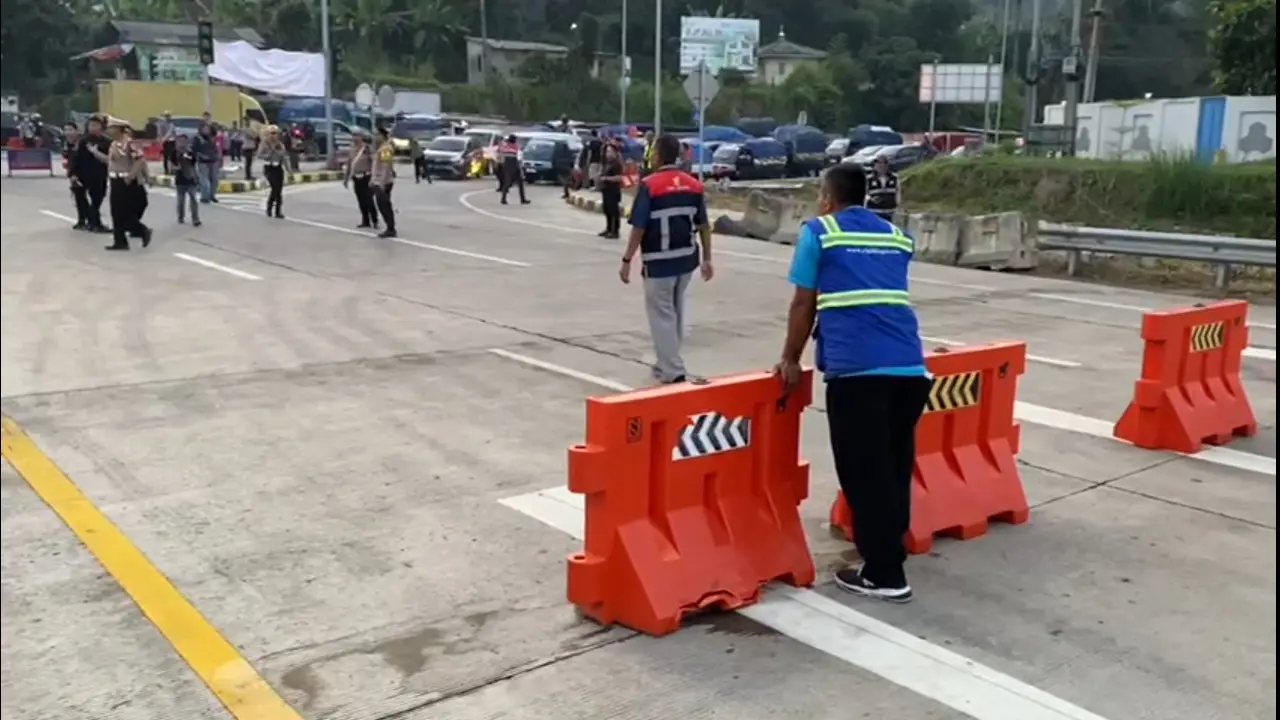 Jalan Tol Bocimi Sesi 2 ruas Cigombong-Cibadak kembali bisa dilalui, pasca ditutup akibat longsor (Liputan6.com/Fira Syahrin).