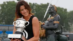 Petenis muda asal Spanyol, Garbine Muguruza berpose dengan trofinya di Place de la Concorde, Paris, (5/6/2016). Petenis cantik ini berhasil mengalahkan Serena Williams dalam final Prancis Terbuka. (REUTERS/Pascal Rossignol)