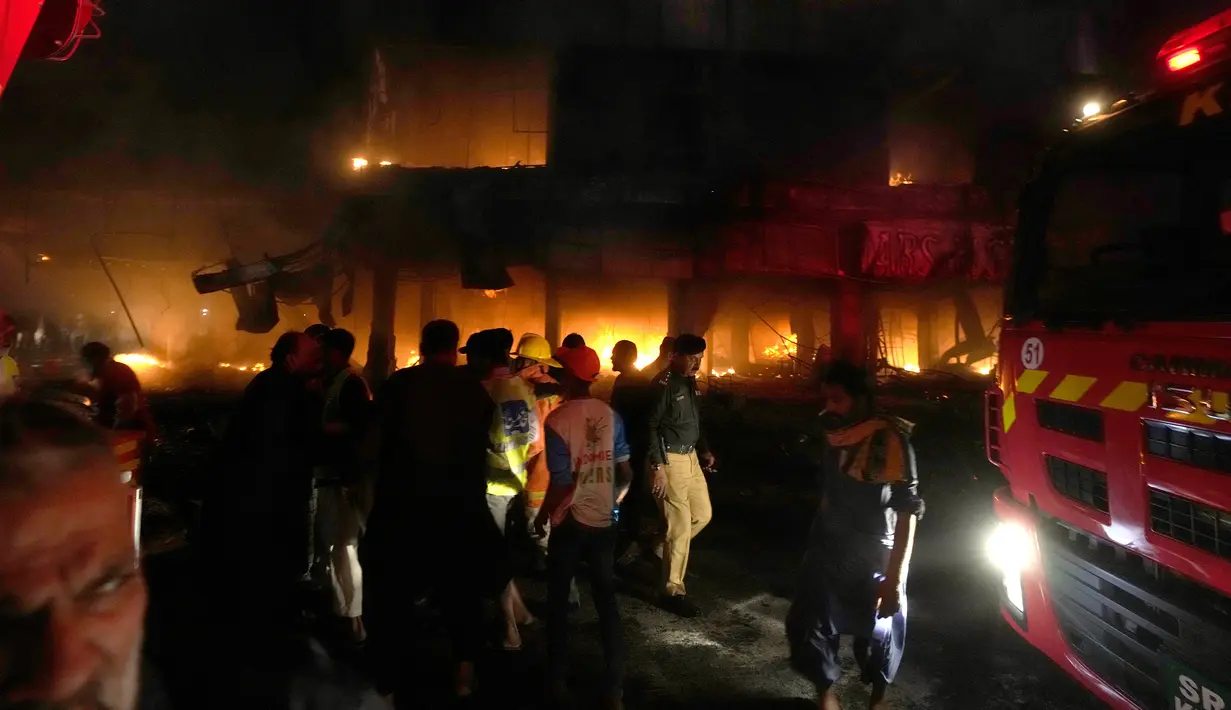 Wahab beserta pejabat rumah sakit mengatakan tiga orang tewas dalam kobaran api dan satu orang luka-luka. (AP Photo/Fareed Khan)