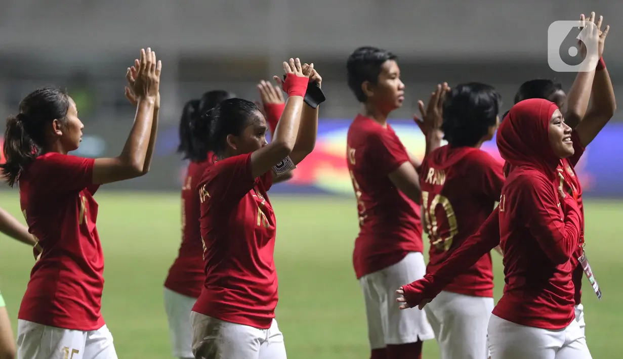 Pemain Timnas Putri Indonesia merayakan kemenangan atas Sri Lanka pada laga persahabatan di Stadion Pakansari, Kab Bogor, Sabtu (16/11/2019). Indonesia menang telak 5-0 atas Sri Lanka. (Liputan6.com/Helmi Fithriansyah)