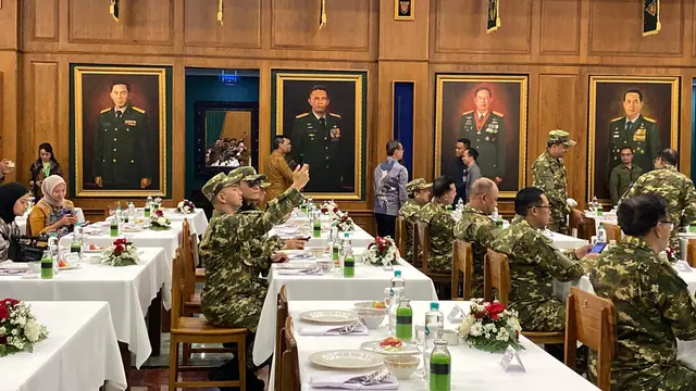 Presiden Prabowo Subianto memimpin makan malam di Ruang Makan Husein, Akademi Militer, Magelang, Jawa Tengah bersama jajaran menteri dan kepala lembaga di Kabinet Merah Putih, Jumat (25/10) malam (Istimewa)