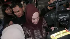 Selasa (12/8/14), anggota Komisi X DPR,  Ratu Siti Romlah memenuhi panggilan KPK, Jakarta. (Liputan6.com/Faizal Fanani) 