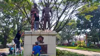 Para seniman&nbsp;dan pegiat cagar budaya memperbaiki Monumen Pahlawan TRIP di Kota Malang. Monumen untuk&nbsp;mengenang gugurnya 35 pahlawan TRIP saat Agresi Militer Belanda I ini sempat jadi sasaran aksi vandalisme (Liputan6.com/Zainul Arifin)&nbsp;&nbsp;&nbsp;