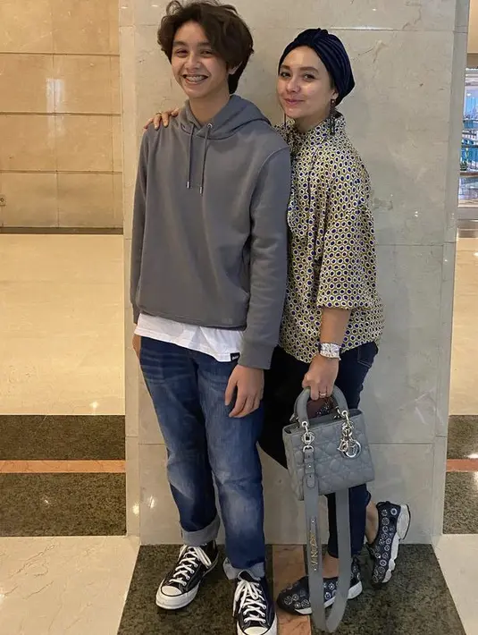 Bersama sang ibunda, ia tampil dengan hoodie abu-abu yang dipadukan celana denim dan sepatu conversenya. @viona__rosalina