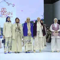 Koleksi terbaru Shi by Shireen Sungkar dan Zaskia Sungkar Signature di tampilkan di JFW 2025. [Adrian/Fimela]