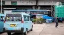 Angkutan umum menunggu penumpang di Terminal Kampung Melayu, Jakarta, Kamis (30/4/2020). Ketua Organda DKI Shafruhan Sinungan mengatakan dari sekitar 85.900 kendaraan yang berada di bawah naungannya, hanya 8.000-8.600 unit yang masih dapat beroperasi. (Liputan6.com/Faizal Fanani)