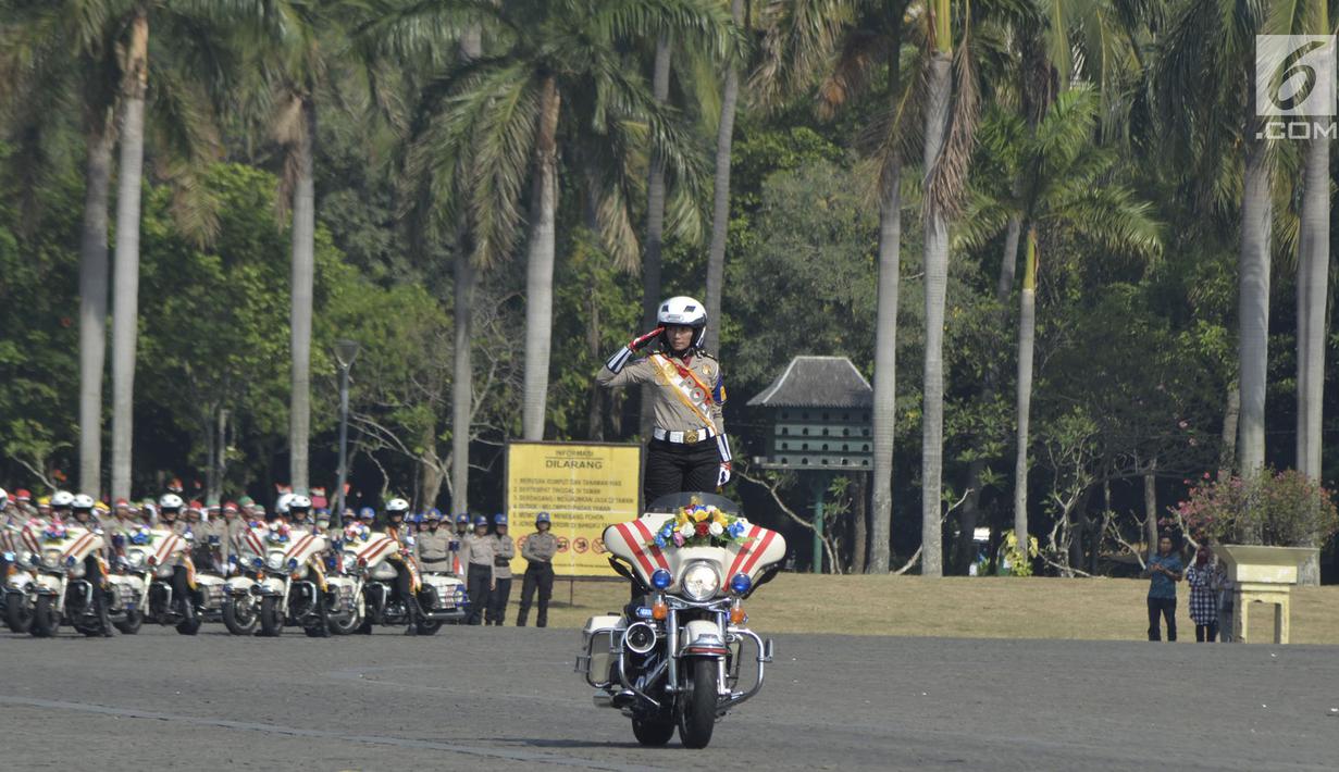 Anggota polisi wanita (Polwan) menaiki motor gede dalam peringatan HUT ke-70 Polwan di Lapangan Monas, Jakarta, Senin (3/9). HUT ke-70 Polwan mengangkat tema "Polwan Promoter Siap Menyukseskan Agenda Kamtibmas 2018 - 2019". (Merdeka.com/Iqbal S. Nugroho)