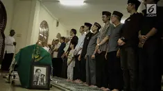 Keluarga dan kerabat bersiap mensalatkan jenazah Deddy Sutomo di Masjid sekitar Flamboyan Cantik, Ciputat, Tangerang Selatan, Rabu (18/4). Aktor Deddy Sutomo meninggal pada pukul 07.00 wib dengan usia 77 tahun karena sakit. (Liputan6.com/Faizal Fanani)