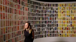 Seniman Manju Shandler berdiri di depan karya lukisnya yang berjudul 'Gesture' yang dipamerkan di National September 11 Memorial and Museum, Manhattan, AS (1/9). Pameran ini akan dibuka untuk umum pada 12 September mendatang. (REUTERS/Andrew Kelly)