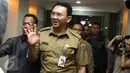 Gubernur DKI Jakarta Basuki Tjahaja Purnama (Ahok) saat tiba di Kemnko Maritim, Jakarta, Senin (18/4). Ahok bersama Menteri LHK dan Menko Maritim & Sumber Daya akan rapat membahas Reklamasi Teluk Jakarta. (Liputan6.com/Angga Yuniar)