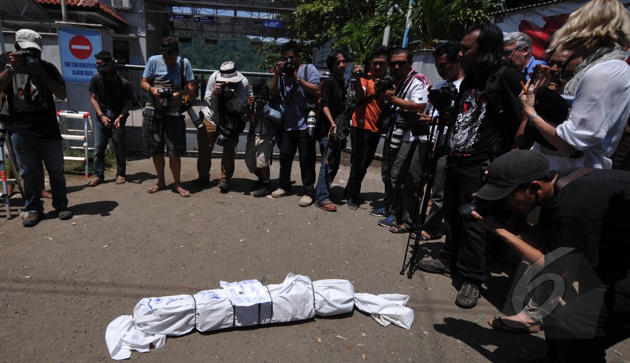 Sejumlah wartawan mengabadikan aksi demonstrasi massa dari Granat di depan pintu masuk Dermaga Wijaya Pura, Cilacap, Jateng, Jumat (6/3). Massa menuntut Kejagung segera mengeksekusi mati gembong narkoba Bali Nine. (Liputan6.com/Johan Tallo)