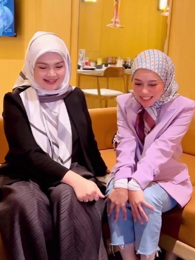 6 Potret Pertemuan Lesti Kejora dan Siti Nurhaliza, Lepas Rindu Lama Tak Bertemu