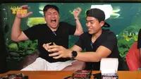 Irfan Hakim dan Tanboy Kun makan keripik pedas. (dok. tangkapan layar YouTube deHakims Story)