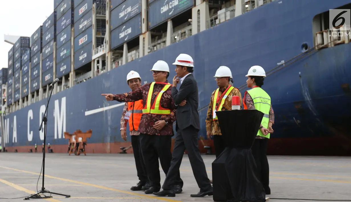 Presiden Jokowi didampingi sejumlah menteri saat melepas ekspor produk manufaktur ke AS dari Pelabuhan Tanjung Priok, Jakarta, Selasa (15/5). Produk yang diekspor berupa alas kaki, garmen, dan barang elektronik. (Liputan6.com/Angga Yuniar)