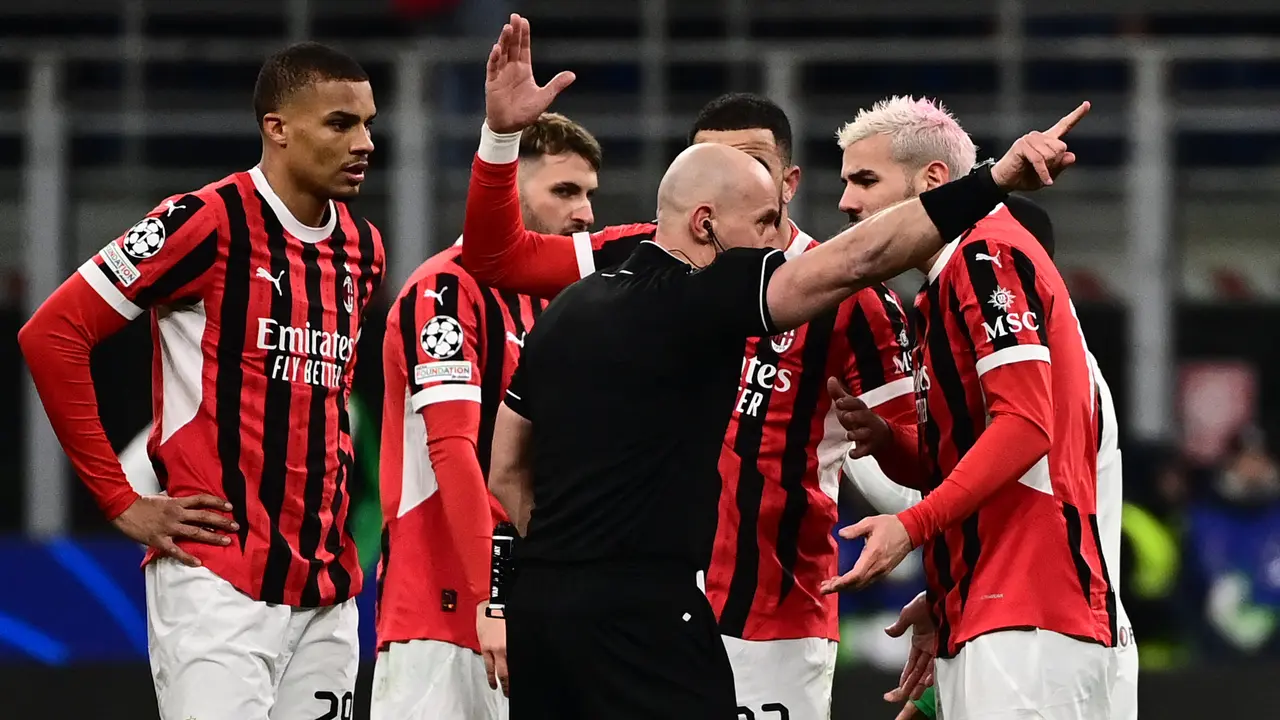 Theo Hernandez dikartu merah saat AC Milan Vs Feyenoord di Liga Champions