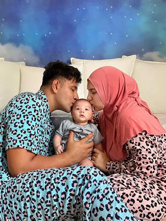 Mengutip dari channel Youtube KH Entertainment, Ammar dan Irish Bella mengungkap rahasia dari keharmonisan rumah tangganya yang baru terjalin dua tahun ini. Seperti pasangan lain, Ammar setuju kalau komunikasi adalah kunci dari segalanya. (Instagram/ammarzoni)
