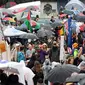 Para pengunjuk rasa memadati halaman Parlemen pada hari kelima demonstrasi menentang pembatasan COVID-19 di Wellington, Selandia Baru, 12 Februari 2022. Aksi ini terinspirasi oleh demonstrasi serupa di Kanada. (MARTY MELVILLE/AFP)