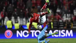 Pemain Benfica, Renato Sanches (atas) berebut bola dengan pemain  Zenit, Javi Garcia pada leg pertama 16 besar Liga Champions di Estadio do Sport Lisboa, Rabu (17/2/2016) dini hari WIB. (AFP / Francisco Leong)