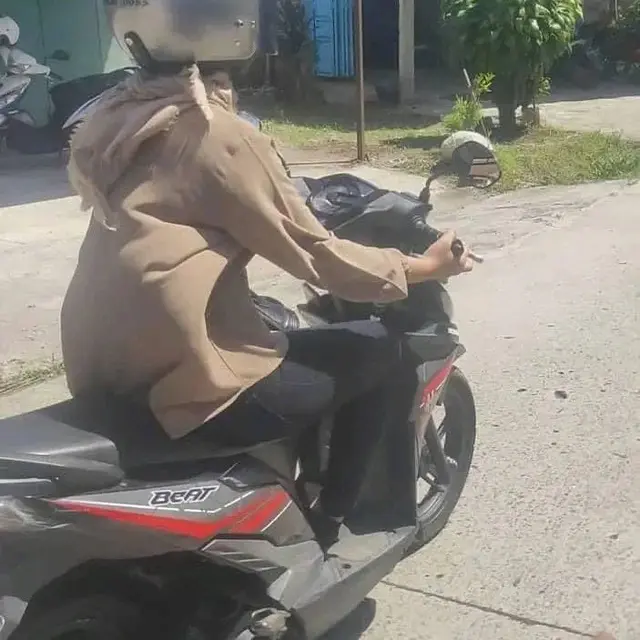6 Potret Aksi Cewek Hindari Panas ketika Naik Motor Ini Kocak, Relate Banget