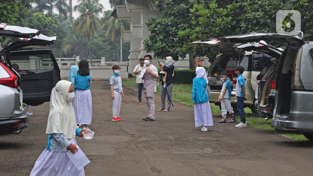 Melihat Para Murid Sekolah Tatap Muka Drive In